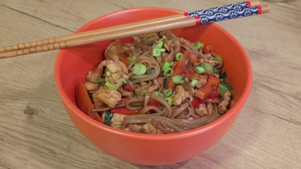 Rețete asiatice ușor de preparat: Wok cu curcan, legume și paste soba