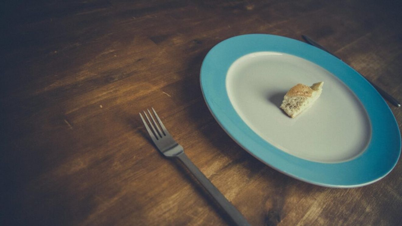 Cea mai mare greșeală pe care o fac oamenii când reduc caloriile pentru a slăbi/ Nutriționiștii spun că decizia de a renunța la fibre în favoarea proteinelor poate afecta serios eforturile de slăbire, digestia și sănătatea generală