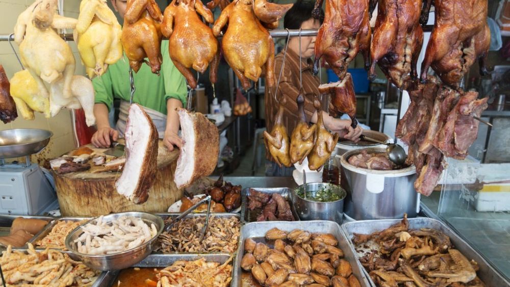 Dieta carnivoră, o tendință populară, dar cu riscuri reale / Experții avertizează: un drum periculos de la viral la spital