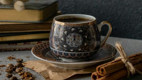Zece motive pentru care să adaugi scorțișoară în cafea: Poate ajuta la întărirea imunității, ține în frâu glicemia și poate preveni  infecțiile