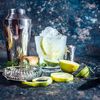 Cocktailurile se mută din localuri în sufragerie. Românii cumpără tot mai multe băuturi ready-to-drink și alternative fără alcool
