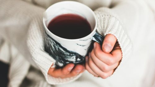 „Ceaiuri elixir” din ingrediente atipice cu efecte complexe pentru trup și minte. Ceai de morcovi pentru piele, ceai de ghimbir și afine pentru memorie sau ceai pentru imunitate pe bază de portocale și scorțișoară / Cum te ajută curcuma sau pudra de ardei cayenne