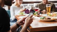 Restaurantul din Bangkok unde telefoanele sunt interzise la masă / Gaggan Anand vrea să păstreze surpriza din farfurie