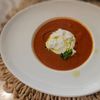 FOTO | Supă picantă de roșii cu burrata / Deasupra se adaugă câteva picături de ulei de măsline