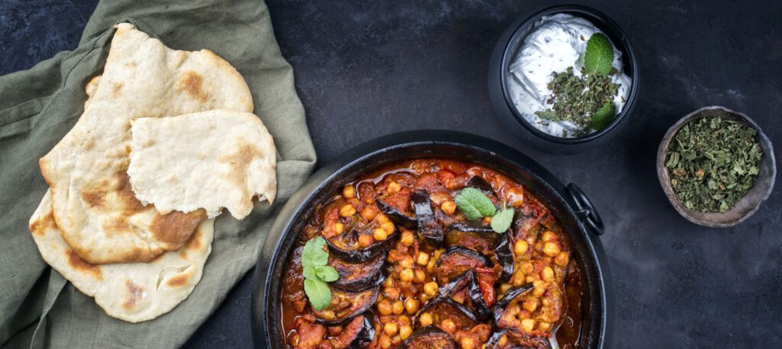 Moussaka libaneză, fără carne și fără sos bechamel / Rețeta simplă cu vinete și năut pe care merită să o încerci vara