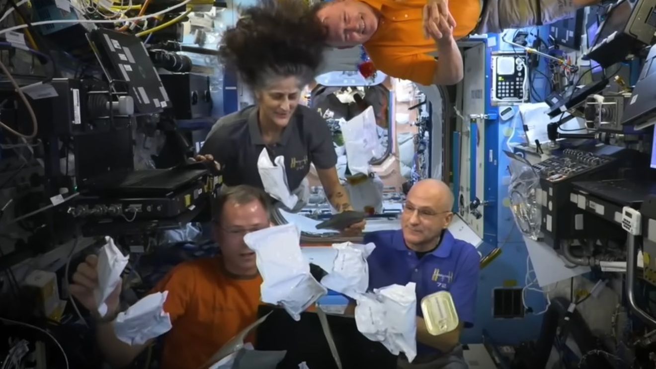 Thanskgiving în spațiu. Ce au mâncat astronauții de pe stația spațială internațională la cina de Ziua Recunoștinței (VIDEO)