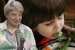 Cum convingem copiii să mănânce legume și de ce este important / Dr. Daciana Toma: „Un copil poate avea nevoie să vadă sau să guste aceeași legumă de 10-15 ori înainte să o accepte”
