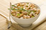 Salata cu fasole și feta pe care vei vrea să o faci toată vara: are multe proteine și se prepară în 20 de minute
