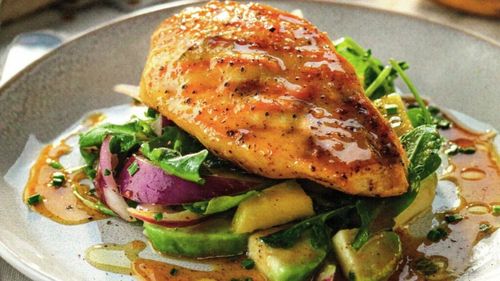 Rețetele Juanitei: Pui la grătar cu sos de muștar, miere și curry. Un preparat ușor, rafinat și gata în 30 de minute