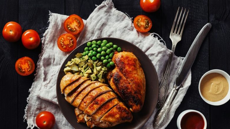 Secretul bucătarilor pentru pui mai fraged: Ingredientul banal din bucătărie care schimbă complet textura