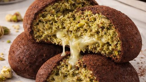 „Dubai Chewy Cookie”, desertul viral din Coreea de Sud, aduce cozi la cafenele și multe calorii în farfurie / Combinația de fistic, kadaif și marshmallow cucerește online