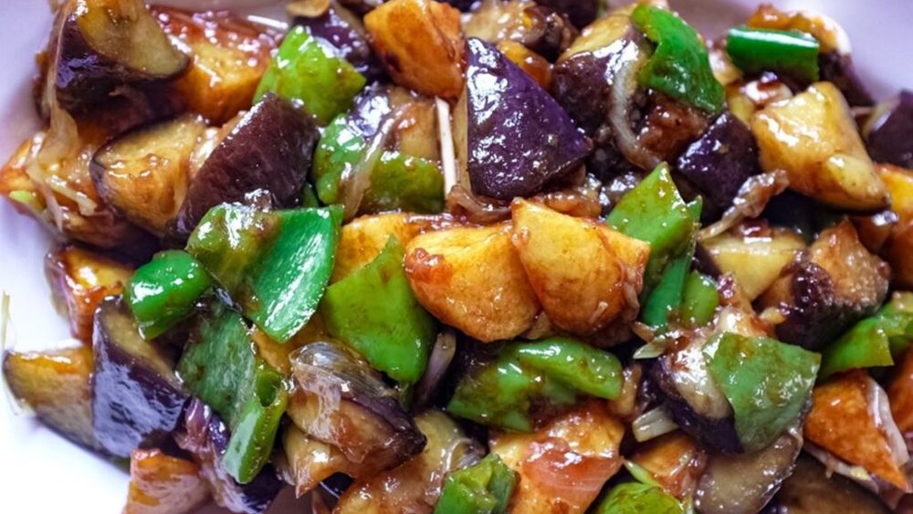 Provocarea din bucătărie: două diete, aceeași farfurie / Cum gătești un meniu care împacă vegetarienii și iubitorii de carne / Trei rețete gustate de toți