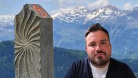 VIDEO | Cu vaca în curte, dar fără lapte pe masă. Radu Trăscău (jurnalist): Fetița s-a bucurat pentru sticla cu lapte pe care i-am dus-o, ce produce vaca e singurul venit al familiei