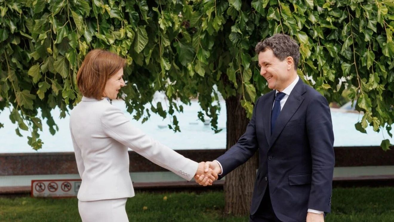 Pâine, sare și „cea mai gustoasă zeamă” din Republica Moldova / Unde l-a invitat Maia Sandu pe Nicușor Dan