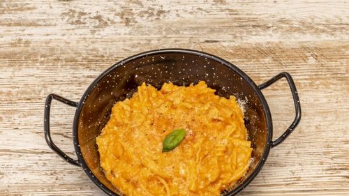 Pastele de vineri seara. Pasta, patate, provola - o rețetă rapidă de paste cu cașcaval și cartofi de inspirație napoletană