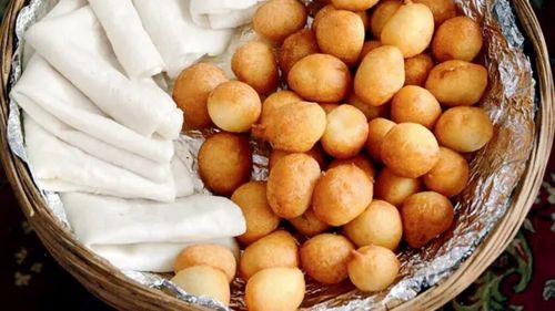 Romano-Catolicii din India pun pe masă, de Paște, un fel de pâinișoare dulci de formă sferică, numite Fugias