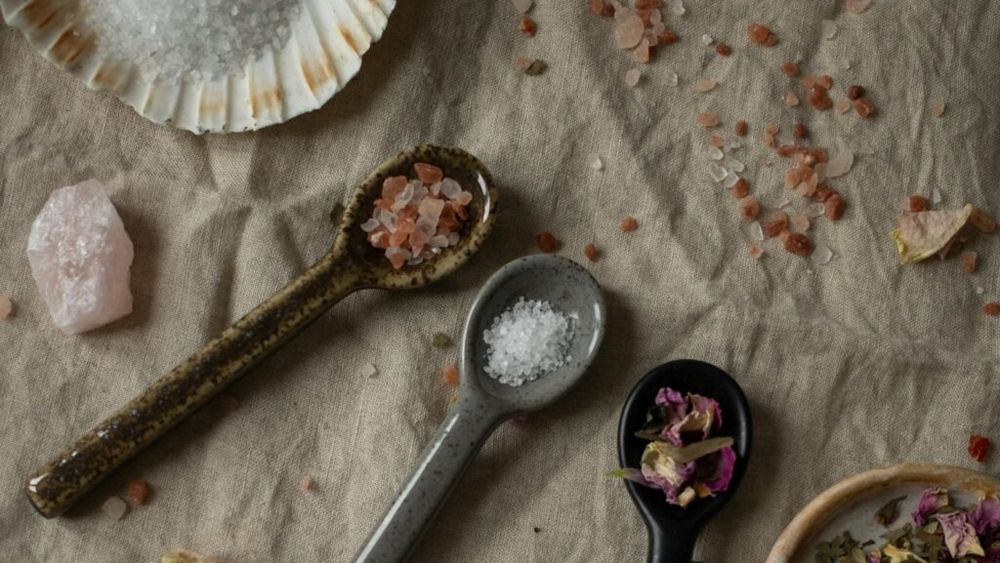 Un obicei la îndemâna oricui ar putea ajuta la scăderea hipertensiunii arteriale / Din păcate, potrivit unui nou studiu, mai puțin de unu din 20 de adulți cu hipertensiune folosesc înlocuitori de sare, pentru a reduce aportul de sodiu și a-și proteja inima, creierul și rinichii