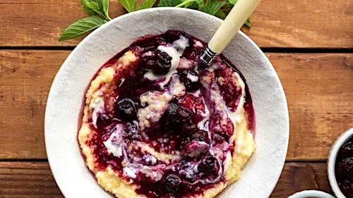 Terci dulce din mălai, servit cu smântână și dulceață. Un mic dejun cald, gustos și complet nutrițional, gata în 10 minute