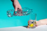 Cum poți elimina microplasticele din apa de băut. Metoda simplă, susținută de cercetări științifice, pe care o poți aplica acasă