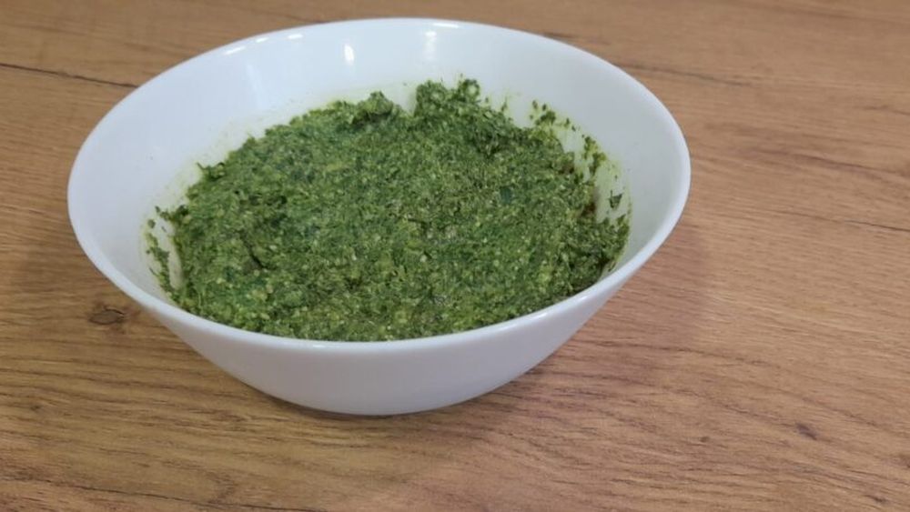 Rețetele Juanitei. Pesto de leuștean. În combinație cu paste și rădăcinoase are gust de ”ciorbă solidă”