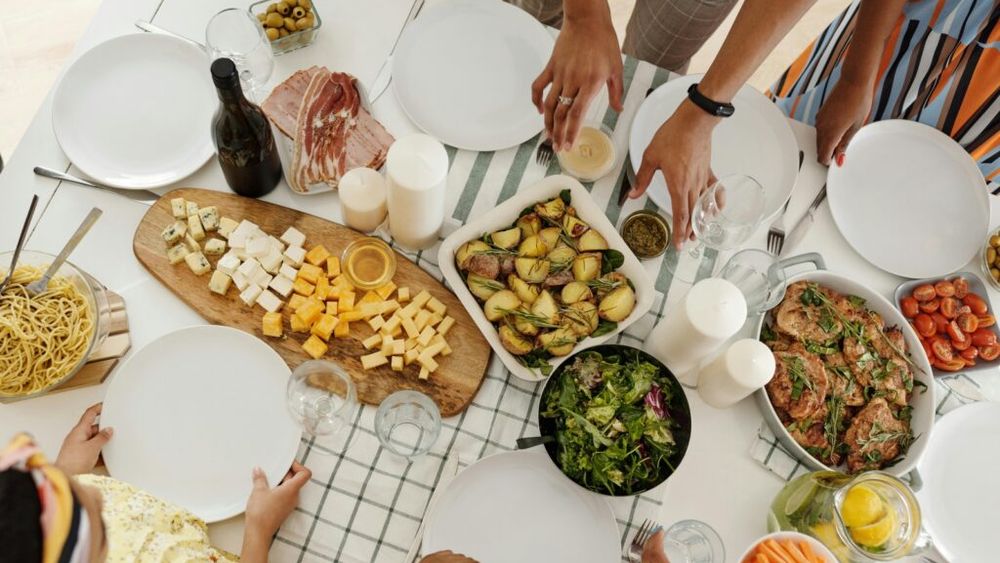 Alimente care nu ar trebui niciodată amestecate în timpul gătitului/ Nutriționiștii și experții în alimentație susțin că proteinele animale și carbohidrații, brânza și carnea, dar și alte câteva asocieri pe care oamenii le fac frecvent, ar trebui evitate, pentru că îți pot afecta sănătatea