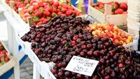 Festivalul Cireșelor și al Căpșunilor a început în Piața Matache / Vizitatorii se plâng însă de prețurile ridicate, de până la 30 de lei/kilogram