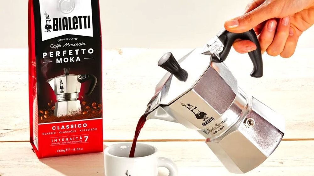 Gustul dulce-amar al tehnologiei în cafeaua de fiecare zi din casele italienilor. Renumita caffettieră Moka Bialetti, unul dintre cele mai renumite obiecte de design italiene, în pericol de dispariție, pe fondul proliferării capsulelor