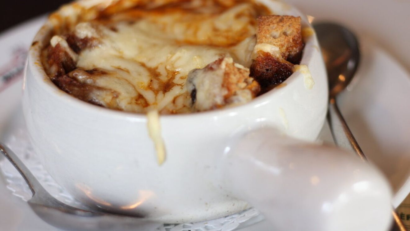 Istoria și rețeta supei de ceapă: Supremația acestui preparat franțuzesc începe în inima Parisului, în celebra piață Les Halles / Inițial, era o mâncare destinată celor săraci / Cum a ajuns să fie servită în restaurante de lux