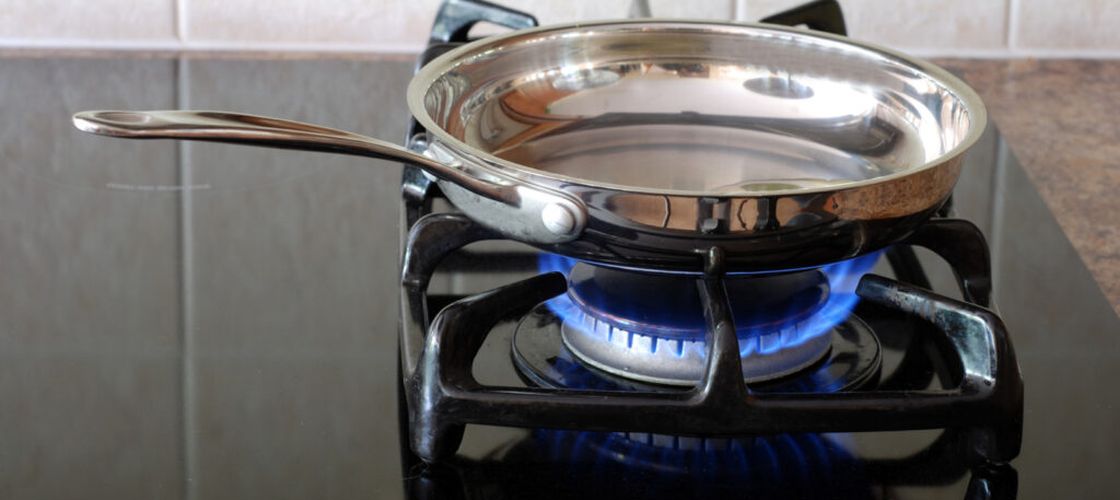 Greșeala frecventă din bucătărie care poate crește expunerea la substanțe cancerigene, explicată de un medic oncolog