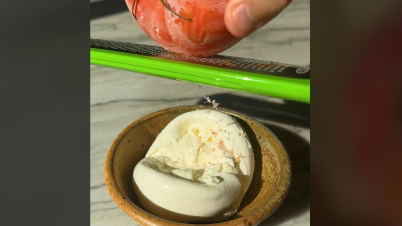 Top trenduri culinare pe TikTok în 2024. Idei excentrice sau versiuni noi ale unor preparate tradiționale / Ai mânca gheață de roșii pe pâine prăjită?