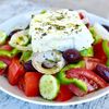 Salata grecească, horiatiki, reinterpretată, dar totuși tradițională. 3 variante savuroase pentru o masă mai altfel, dar cu același gust autentic mediteraneean