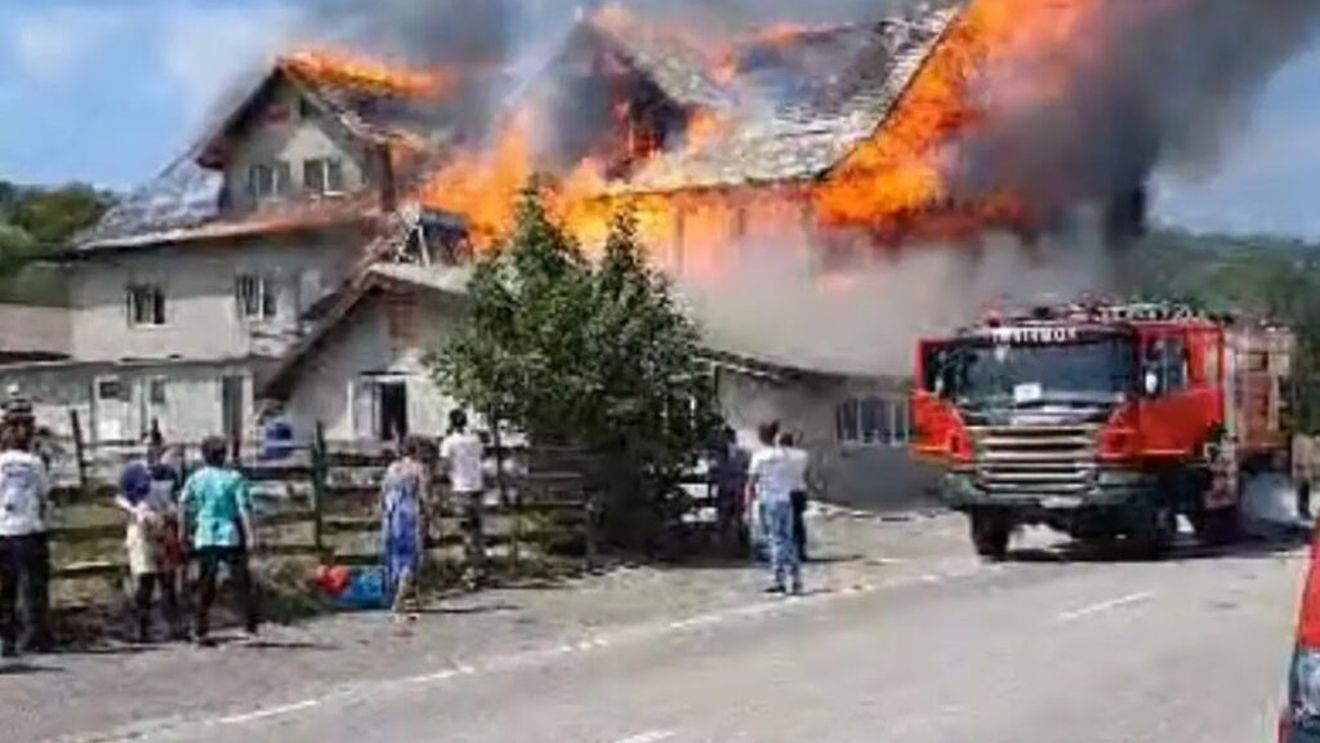 Restaurant și pensiune în flăcari în Argeș. Pompierii intervin