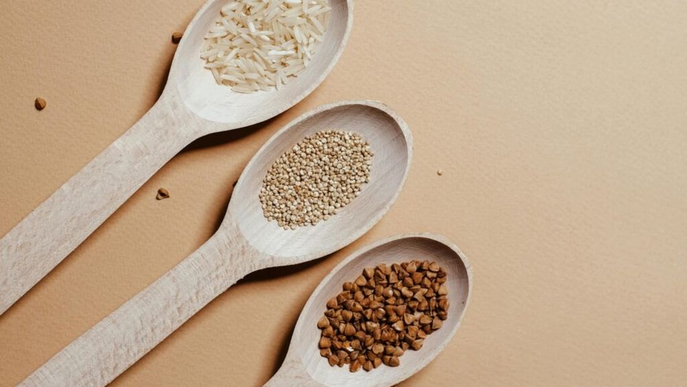 Ce alegem, orez brun sau quinoa? Dieteticienii susțin că ambele sunt cereale integrale sunt benefice, dar quinoa are câteva avantaje nutriționale