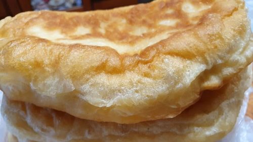 „Marțea cu plăcinte”, în Piața Unirii din Brașov / Junii continuă obiceiurile de după Paște: miercuri se îmbracă „nemțește”, iar vineri e zi festivă