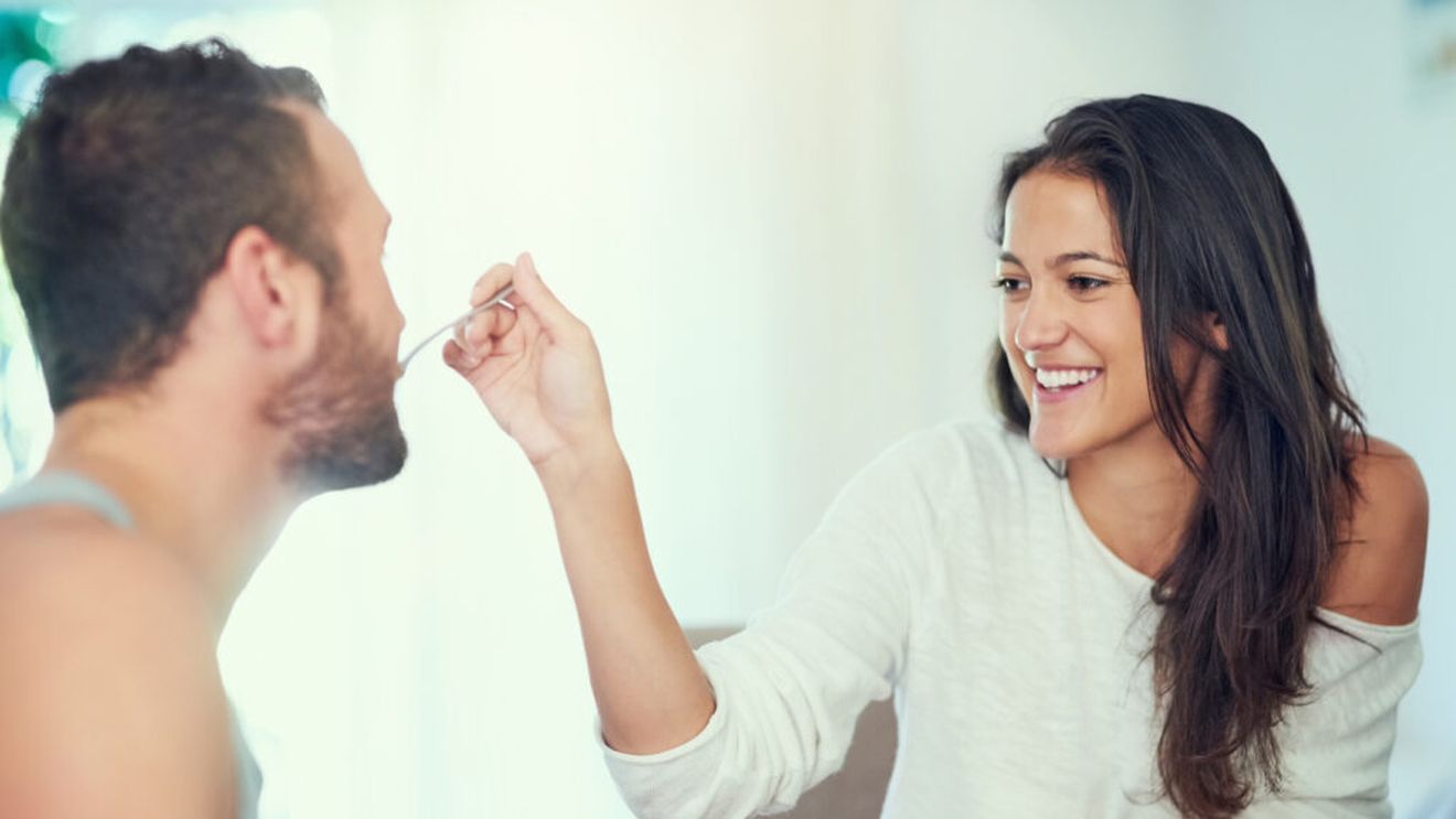 Cum e mai bine: să mâncăm puțin și des, sau mai rar, cu porții mai mari?/Explicațiile specialiștilor în nutriție ne învață care este alimentația cea mai potrivită