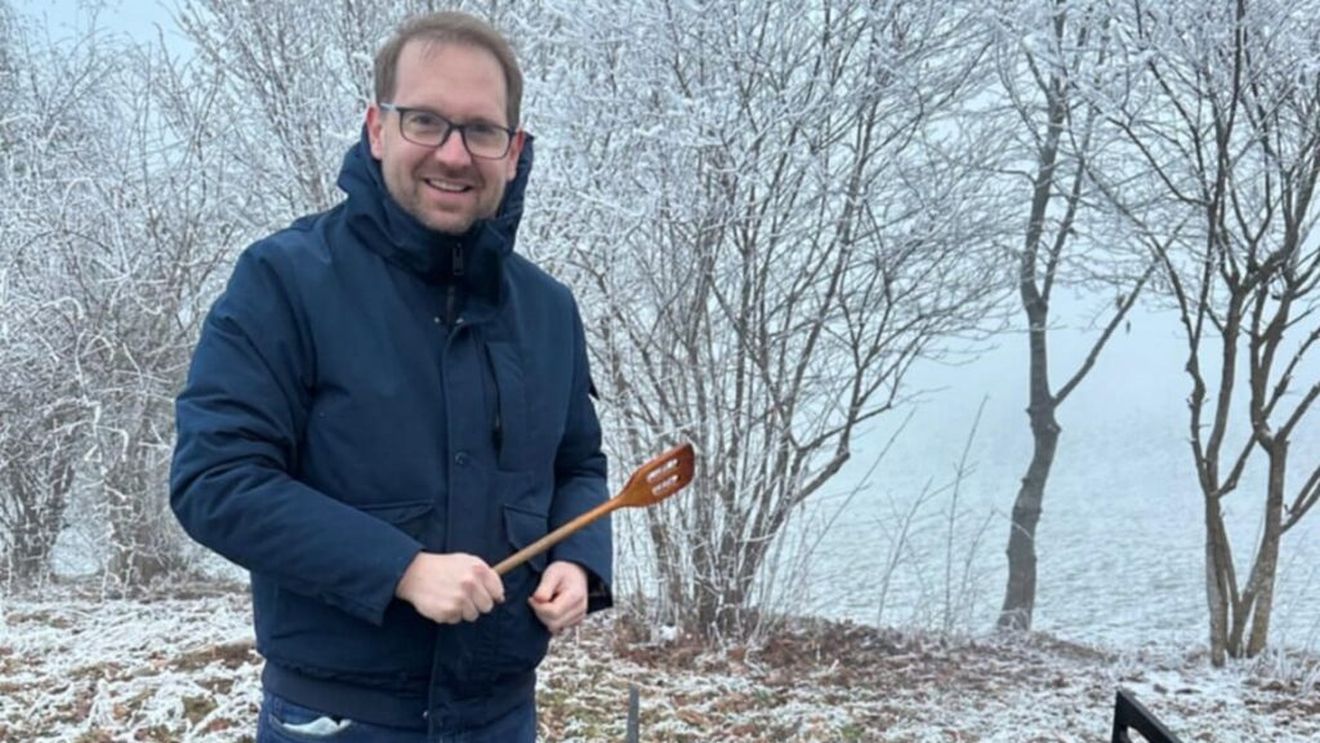 VIDEO | Primarul Timișoarei se mândrește cu primul gulaș gătit la ceaun / Dominic Fritz: „Patru ore am stat la foc să le fac alor mei o mâncare bănățeano-românească”