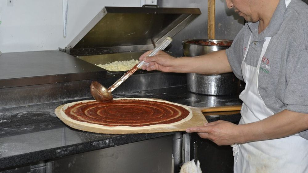 Comparator de salarii: Un lucrător dintr-o pizzerie câștigă mai mult decât un angajat dintr-o shaormerie în România