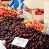 Festivalul Cireșelor și al Căpșunilor a început în Piața Matache / Vizitatorii se plâng însă de prețurile ridicate, de până la 30 de lei/kilogram