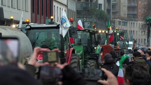 Proteste în Italia, față de acordul UE-Mercosur / Traficul din Milano a fost blocat de tractoare care au claxonat și au descărcat baloți de paie