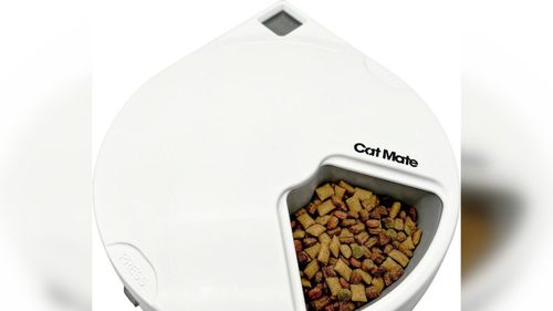 Automat de hrană non-smart pentru animale de companie. Poți programa patru timpi de hrănire în avans