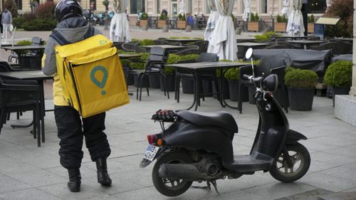 SURSE: DNA acuză de corupție un manager de flote Glovo, prins în flagrant. Procurorii anti-corupție îl acuză că a luat mită de la subalterni 24.000 de euro, 2.400 de lei, un porc și o jumătate de porc