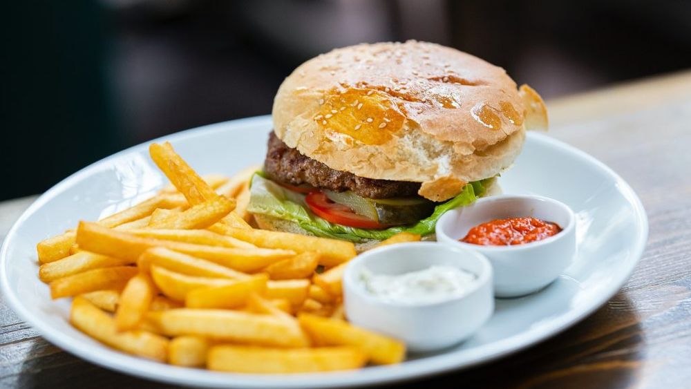 Crescătorii de animale din Uniunea Europeană nu mai vor să vadă pe piață produse etichetate ”burgeri” sau ”cârnați” dacă nu sunt obținute din carne