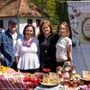 FOTO | De la socată și dulceață de trandafiri la păturată cu mac / O familie din Banat transformă florile în delicii artizanale: „Ideea a pornit de la căsuța bunicilor, pe care am moștenit-o” / „Avem peste 200 de tufe de trandafiri de dulceață”