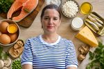 5 semne că ai deficit de vitamina D / Tania Fântână (nutriționist): În ceea ce privește alimentația, cele mai bogate surse naturale de vitamina D sunt uleiul din ficat de cod, somonul, macroul, sardinele și gălbenușul de ou