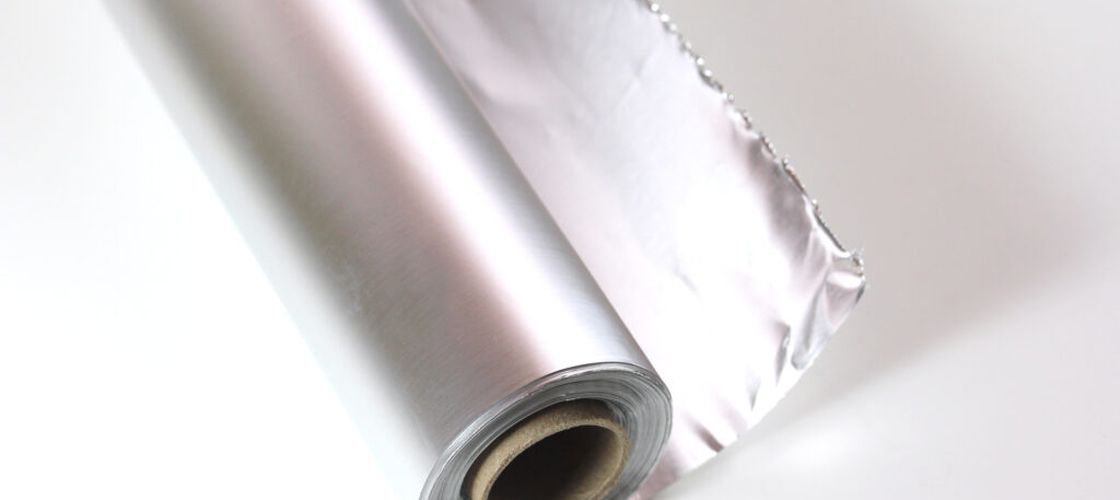 ABC în bucătărie: Patru tipuri de alimente nu ar trebui păstrate în contact direct cu folia de aluminiu. Ce se întâmplă când acidul și sarea intră în contact cu folia