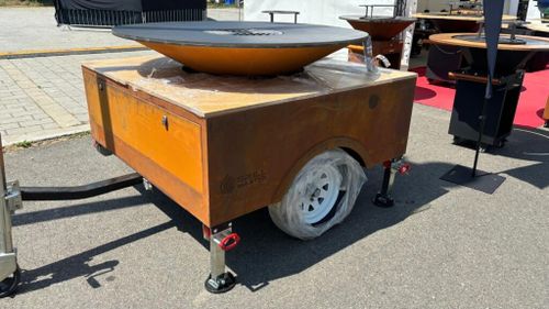 FOTO | Evoluția grătarelor, semn al bunăstării: remorcă cu plită pe lemne, afumătoare în formă de contrabas, echipamente multifuncționale / Ce au declarat ofertanții la Grill Fest 2025