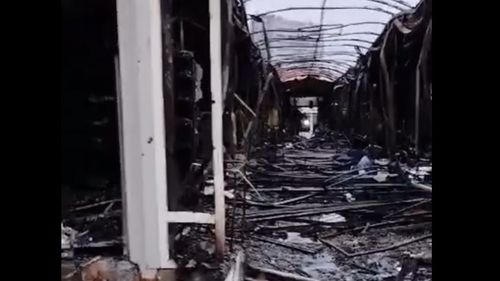 Piaţa Matache, afectată de un incendiu de amploare, rămâne deschisă, hala destinată vânzării de legume şi fructe fiind intactă, anunţă Primăria Sectorului 1 al Capitalei (VIDEO)