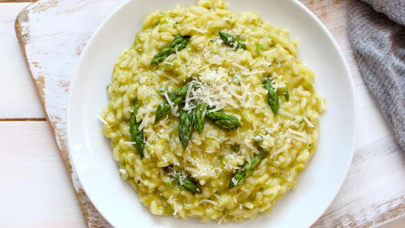 Orez cu sparanghel și brânzeturi, o cină ușoară și gustoasă de sezon, în stil risotto italian. Sparanghelul este un bun diuretic, iar mai nou găsim și din producție locală