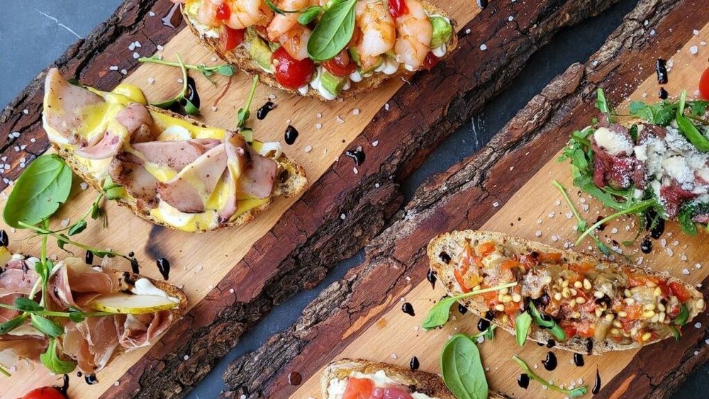 Cum se pregătește pâinea pentru bruschette. Trei combinații rapide de adăugat peste feliile de pâine prăjite, ideale la micul dejun, ca gustare sau aperitiv