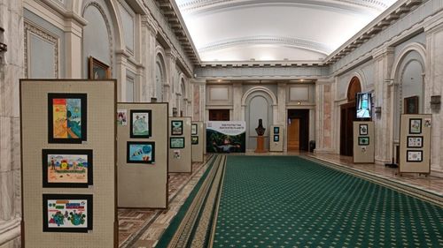 Expoziție de artă ecologistă la Palatul Parlamentului. 50 de elevi au desenat cum văd ei colectarea și reciclarea plasticului flexibil, un material folosit în special pentru ambalajele din industria alimentară